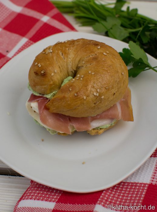 Bagel mit Mozzarella und Parmaschinken