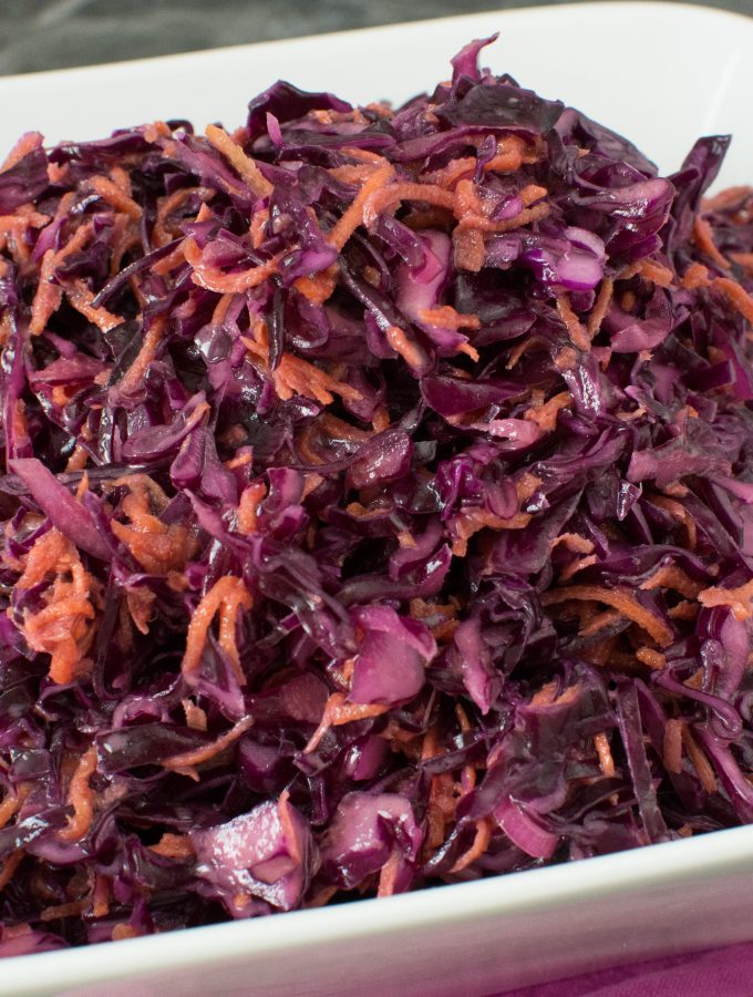 Coleslaw salat mit rotkohl