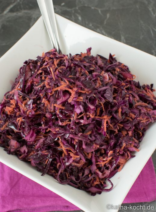 Coleslaw salat mit rotkohl