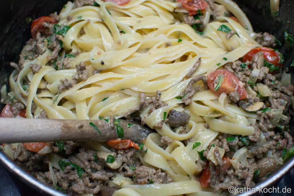 Linguine mit Hackfleisch in Parmesan-Sahnesauce