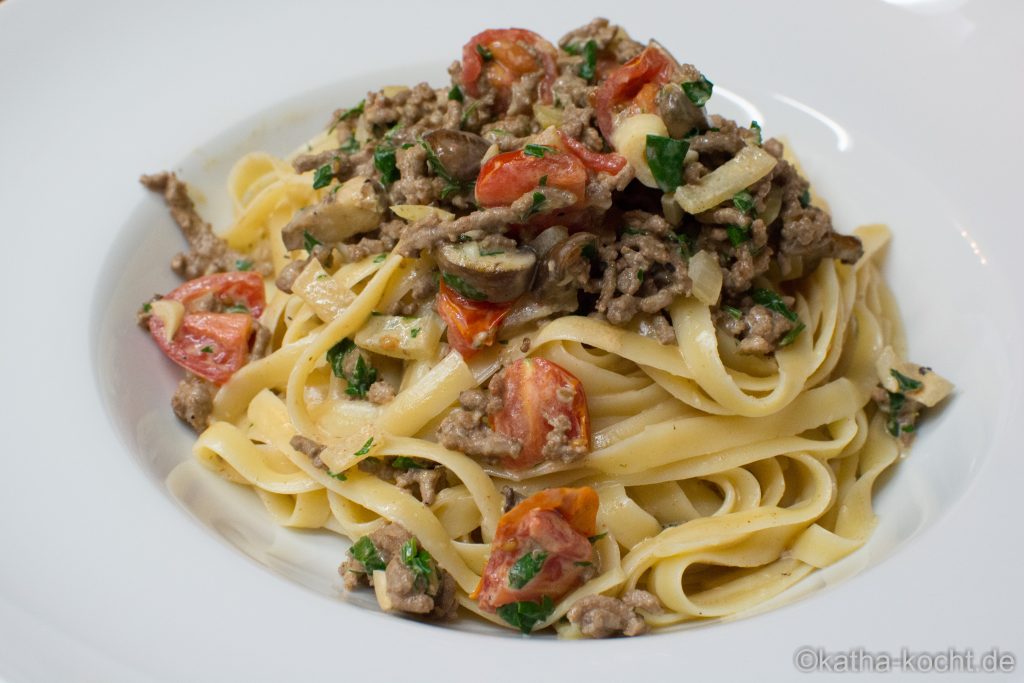 Linguine mit Hackfleisch in Parmesan-Sahnesauce