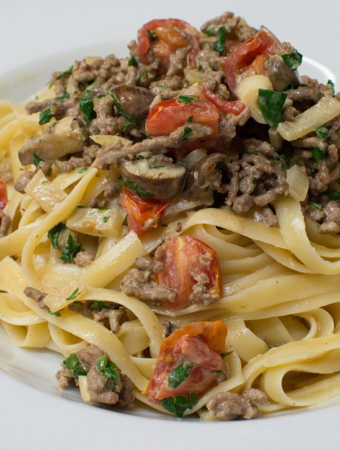 Linguine mit Hackfleisch in Parmesan-Sahne Sauce