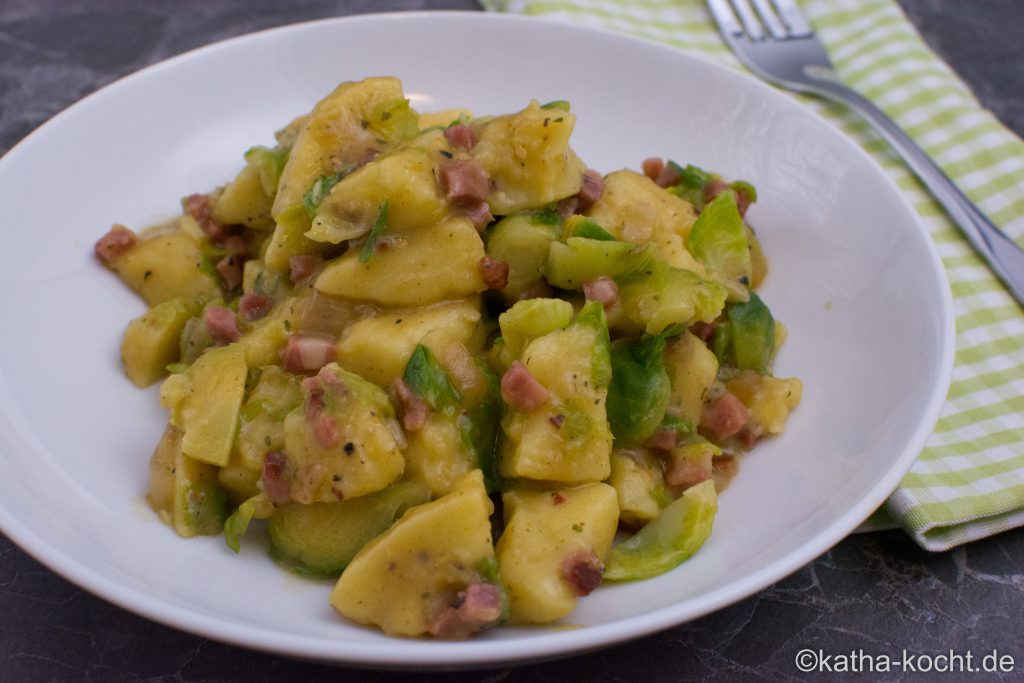 Rosenkohlpfanne mit Speck und Kartoffelklößen