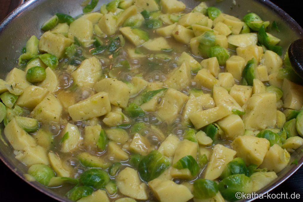 Rosenkohlpfanne mit Speck und Kartoffelklößen