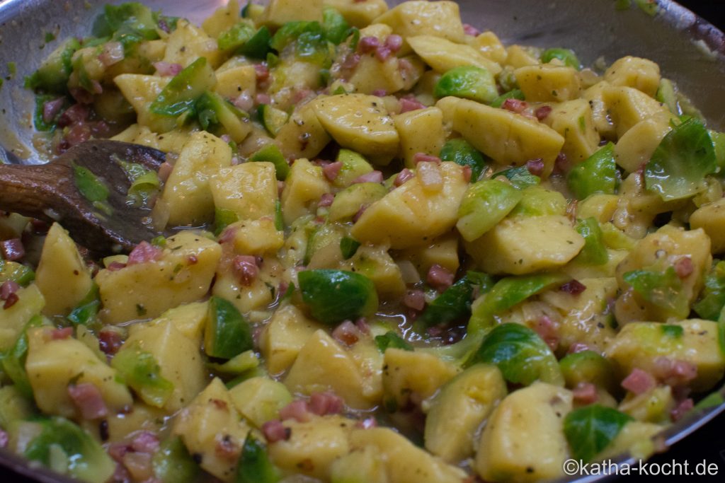 Rosenkohlpfanne mit Speck und Kartoffelklößen