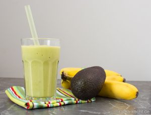Cremiger Banane-Avocado Smoothie mit Mango