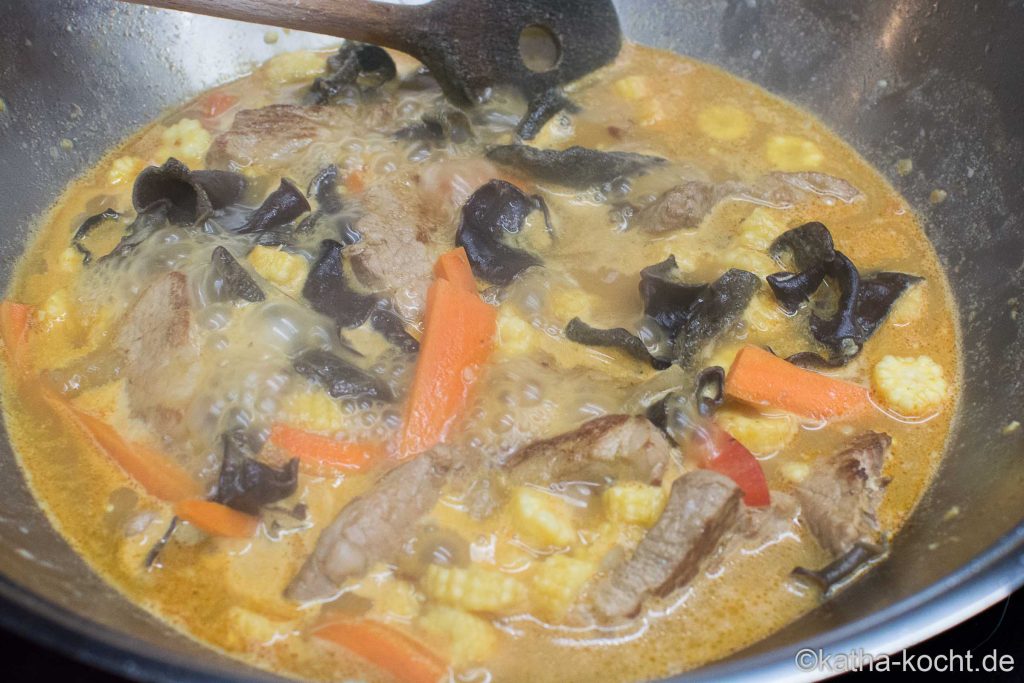 Curry-Kokos Wokpfanne mit Schweinefleisch