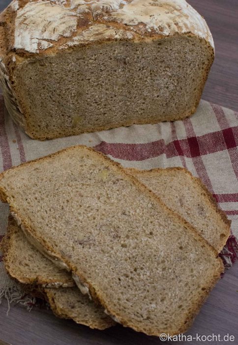 Dinkelbrot mit Walnüssen und Sauerteig aus dem Topf 