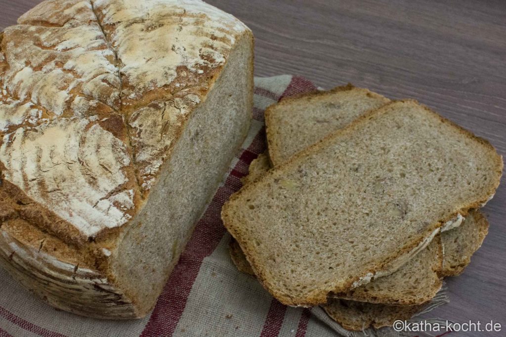 Dinkelbrot mit Walnüssen und Sauerteig aus dem Topf 