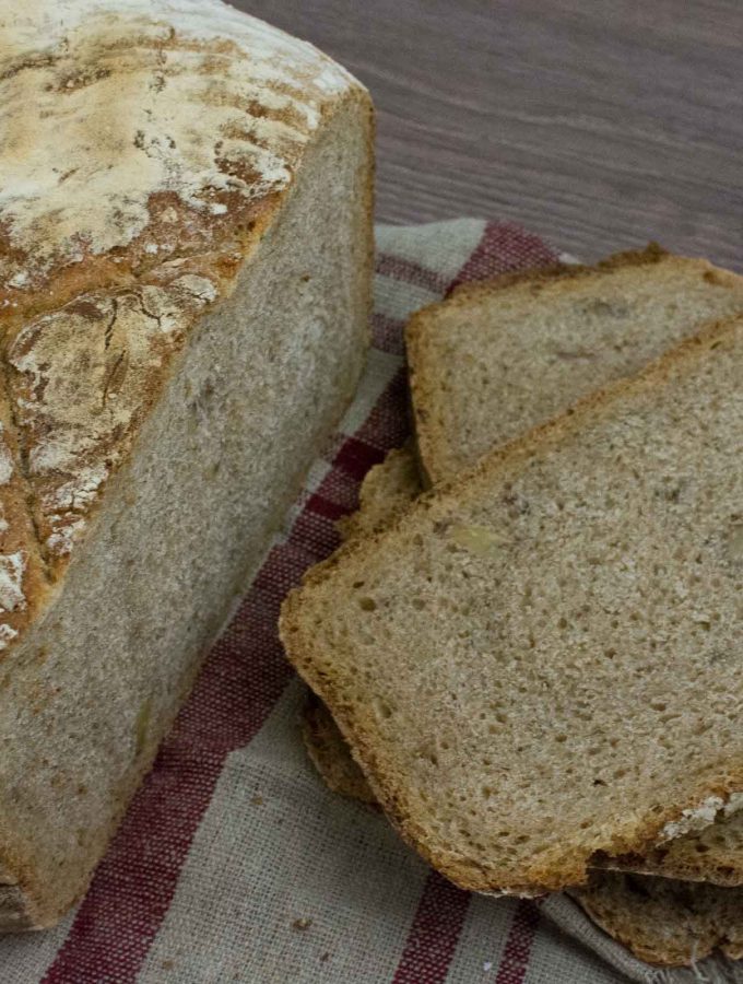 Dinkelbrot mit Walnüssen und Sauerteig aus dem Topf