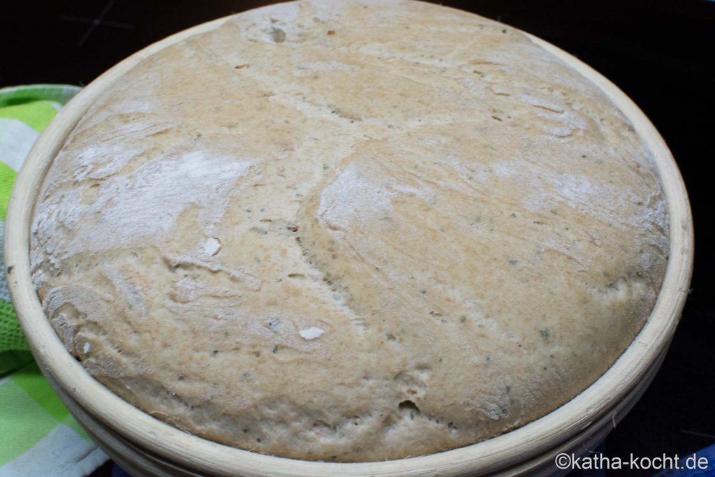 Dinkelbrot mit Walnüssen und Sauerteig aus dem Topf 