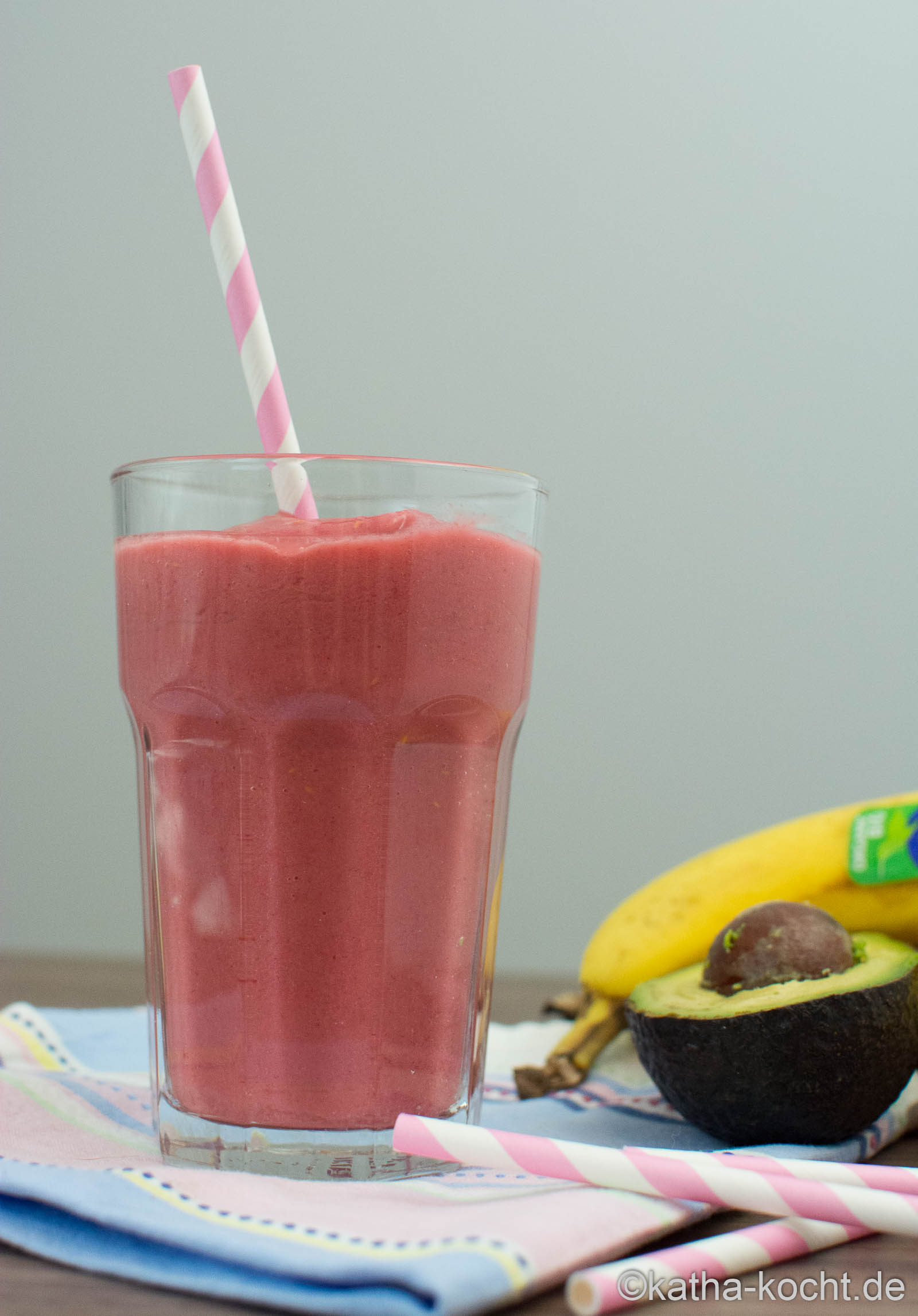 Frischer HimbeerAvocado Smoothie mit Banane und Kokos Kathakocht!
