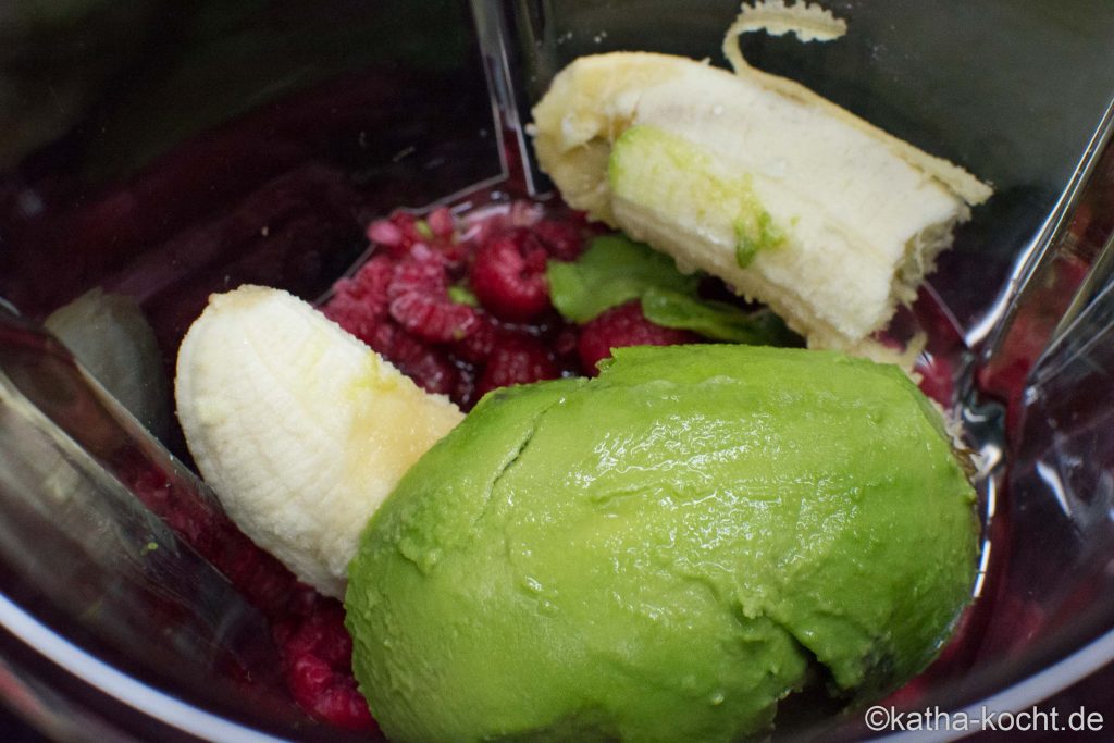 Frischer Himbeer-Avocado Smoothie mit Banane und Kokos