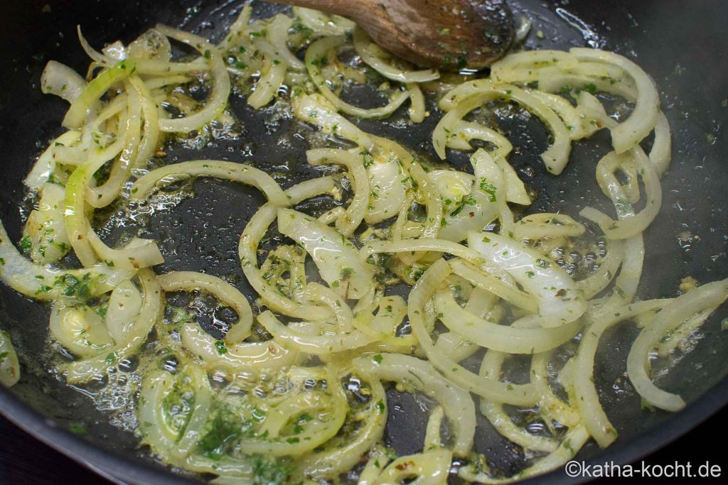 Hähnchenleber mit Apfel und Zwiebeln - Katha-kocht!