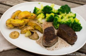 HIrschfilet mit Brokkoli und Kartoffelspalten
