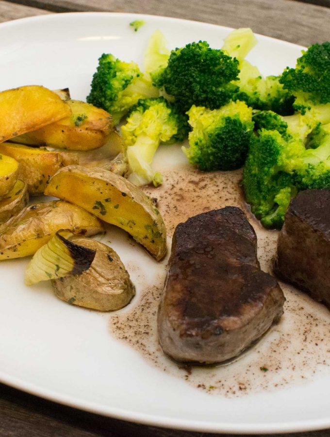 HIrschfilet mit Brokkoli und Kartoffelspalten