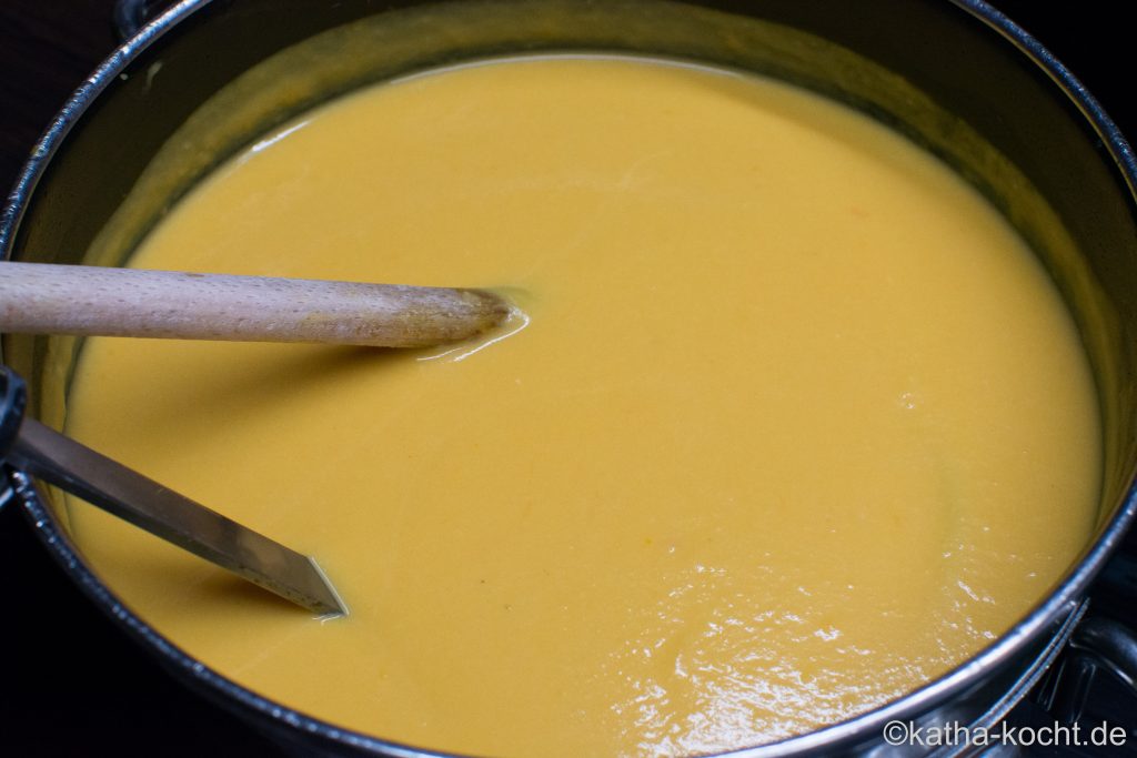 Kürbis-Erdnusscreme Suppe mit Knusperbacon