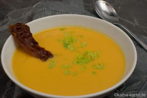 Kürbis-Erdnusscreme Suppe mit Knusperbacon
