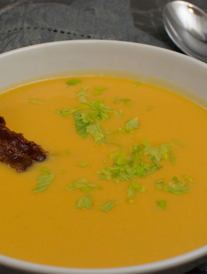 Kürbis-Erdnusscreme Suppe mit Knusperbacon