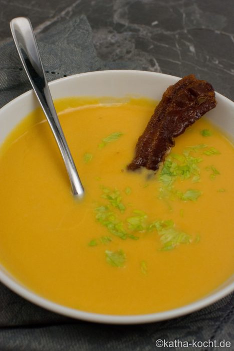 Kürbis-Erdnusscreme Suppe mit Knusperbacon