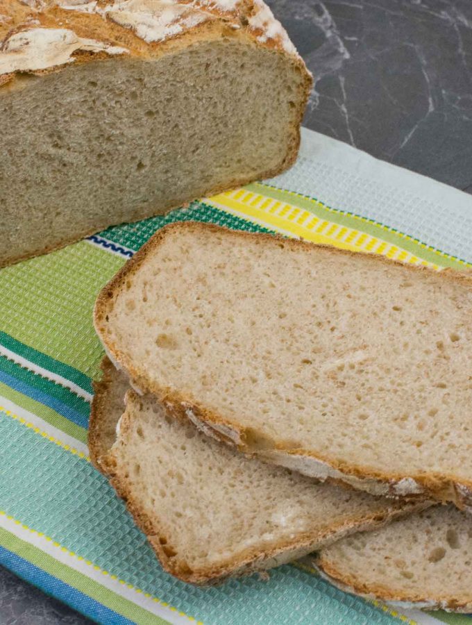 Luftiges Weißbrot mit Sauerteig aus dem Topf