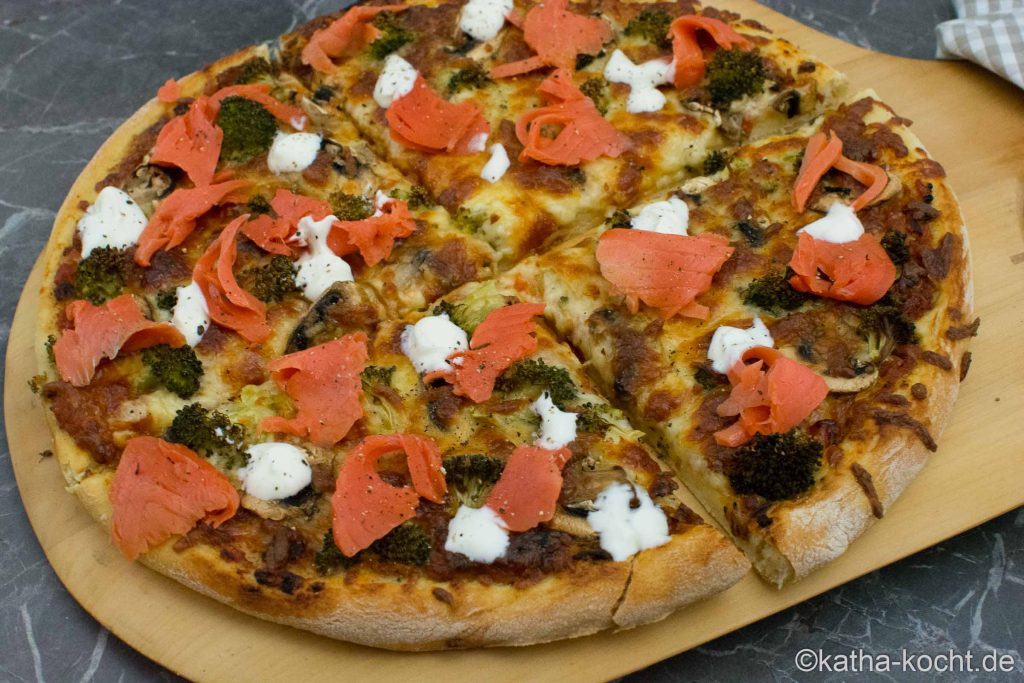 Pizza mit Brokkoli und Räucherlachs