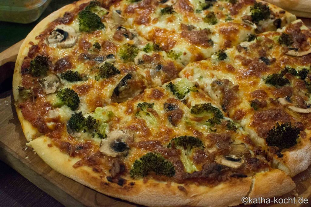Pizza mit Brokkoli und Räucherlachs