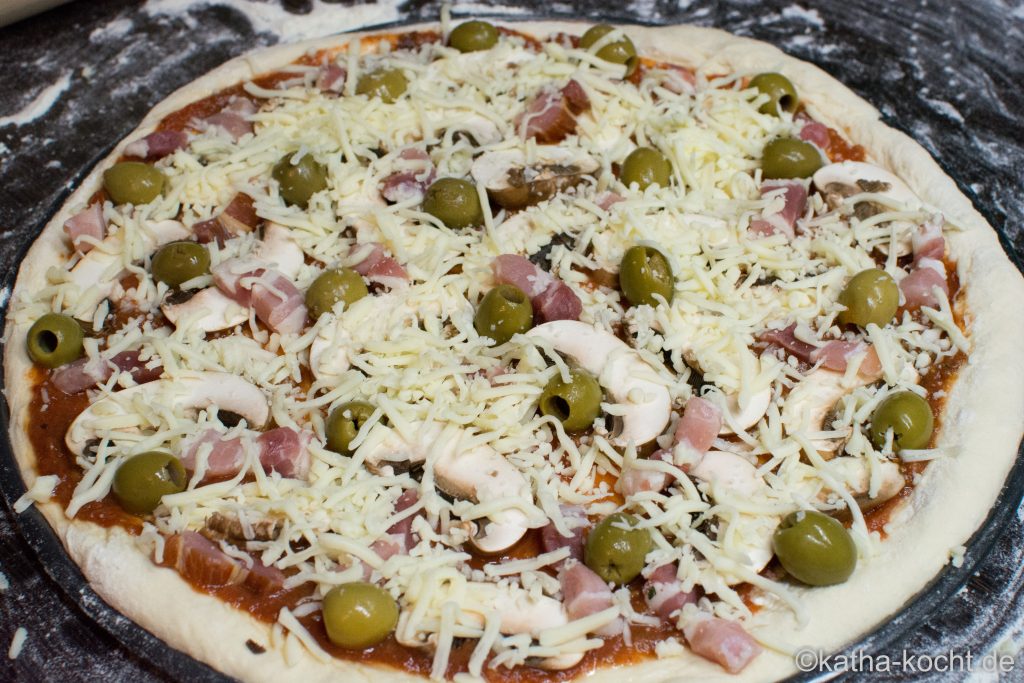 Pizza mit Speck und Oliven