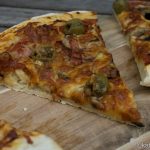 Pizza mit Speck und Oliven