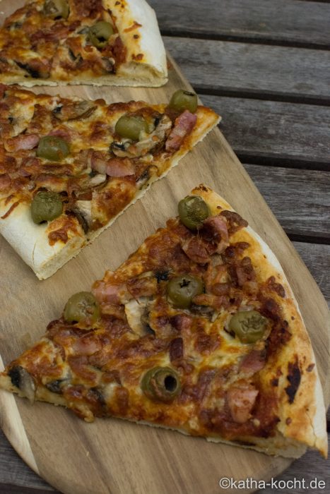 Pizza mit Speck und Oliven