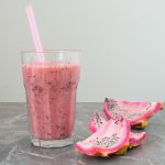 Rosa Smoothie mit Drachenfrucht und Himbeeren