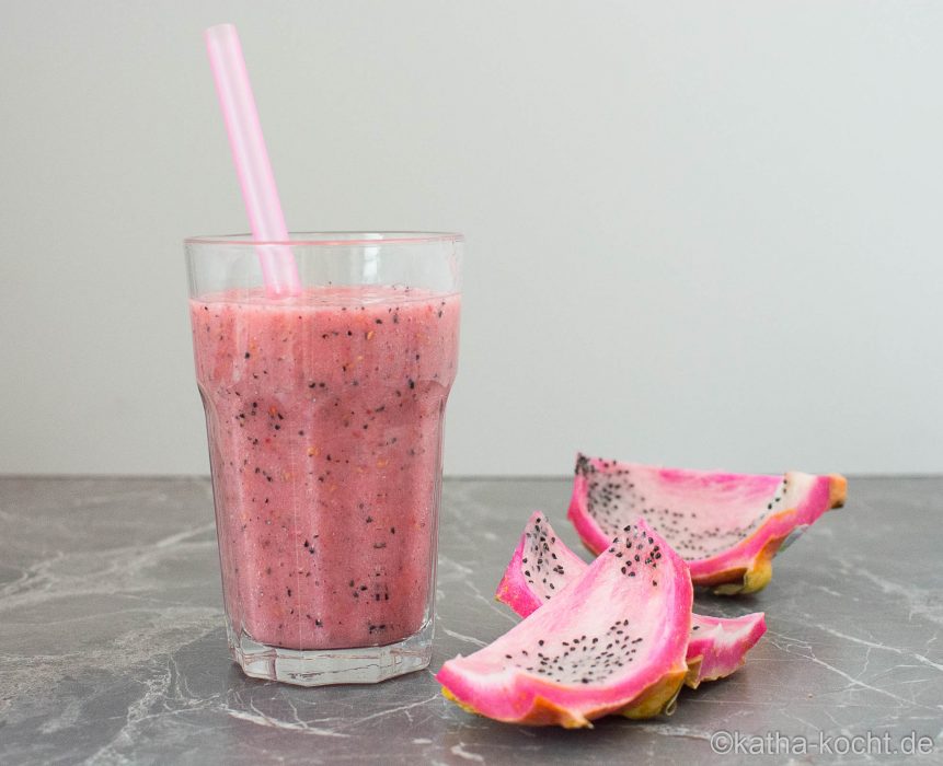 Rosa Smoothie mit Drachenfrucht und Himbeeren