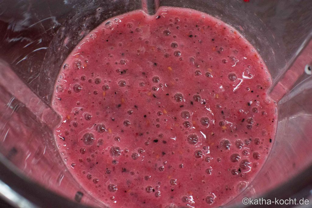 Rosa Smoothie mit Drachenfrucht und Himbeeren