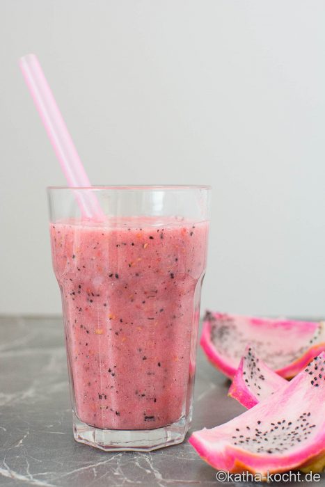 Rosa Smoothie mit Drachenfrucht und Himbeeren