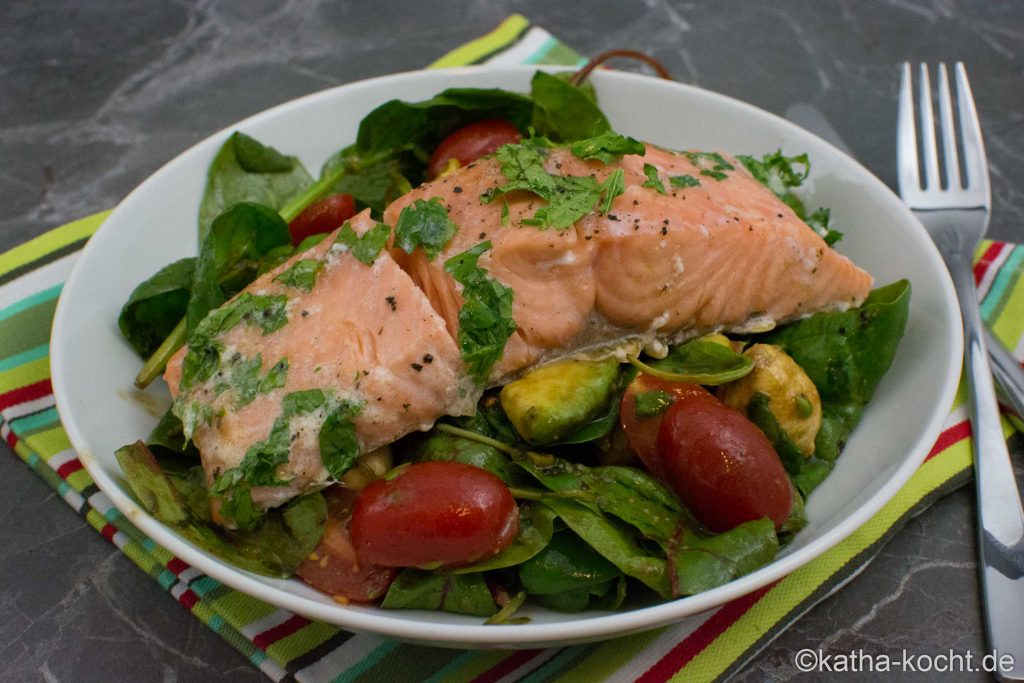 Sanft gegarter Lachs auf buntem Salat