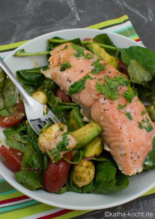 Sanft gegarter Lachs auf buntem Salat