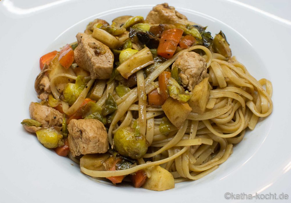 Spaghetti mit Hähnchen und Ofengemüse