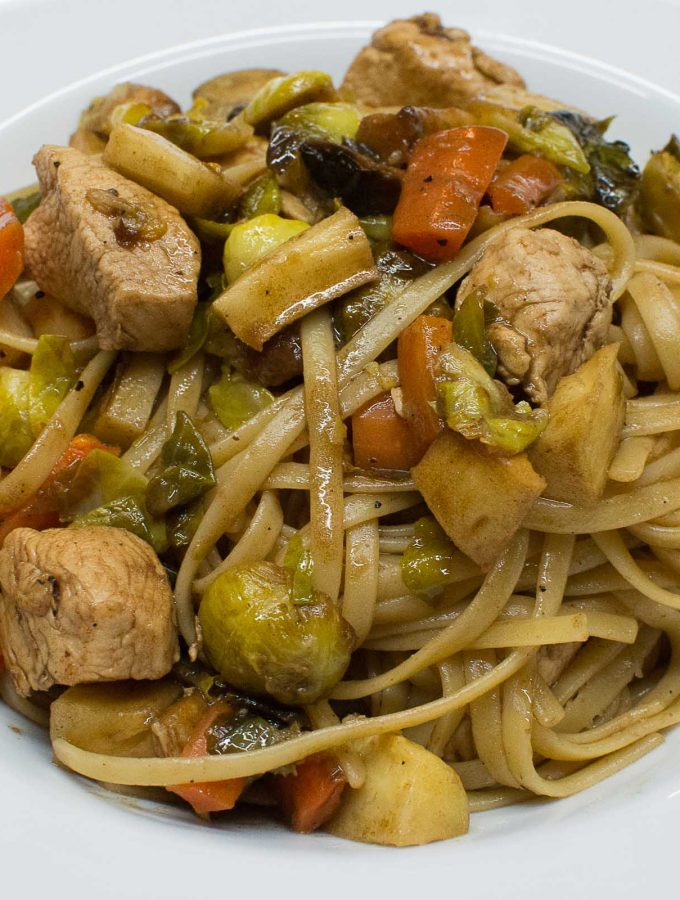 Linguine mit Hähnchen und Ofengemüse