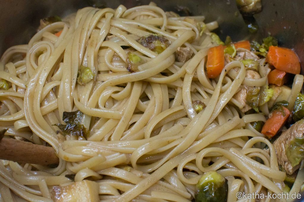 Linguine mit Hähnchen und Ofengemüse