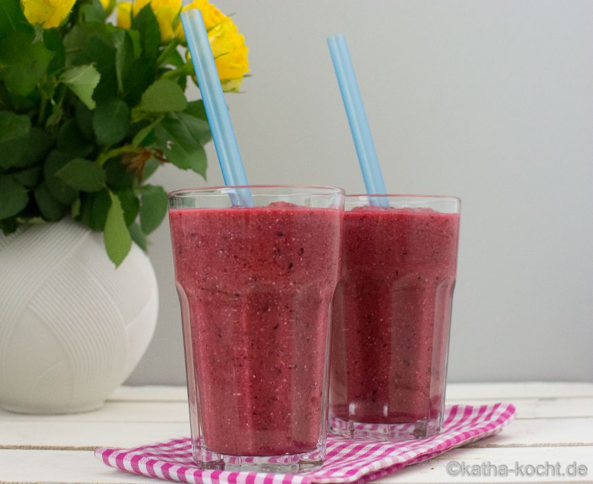 Banane-Waldfrucht Smoothie mit Kokosmilch