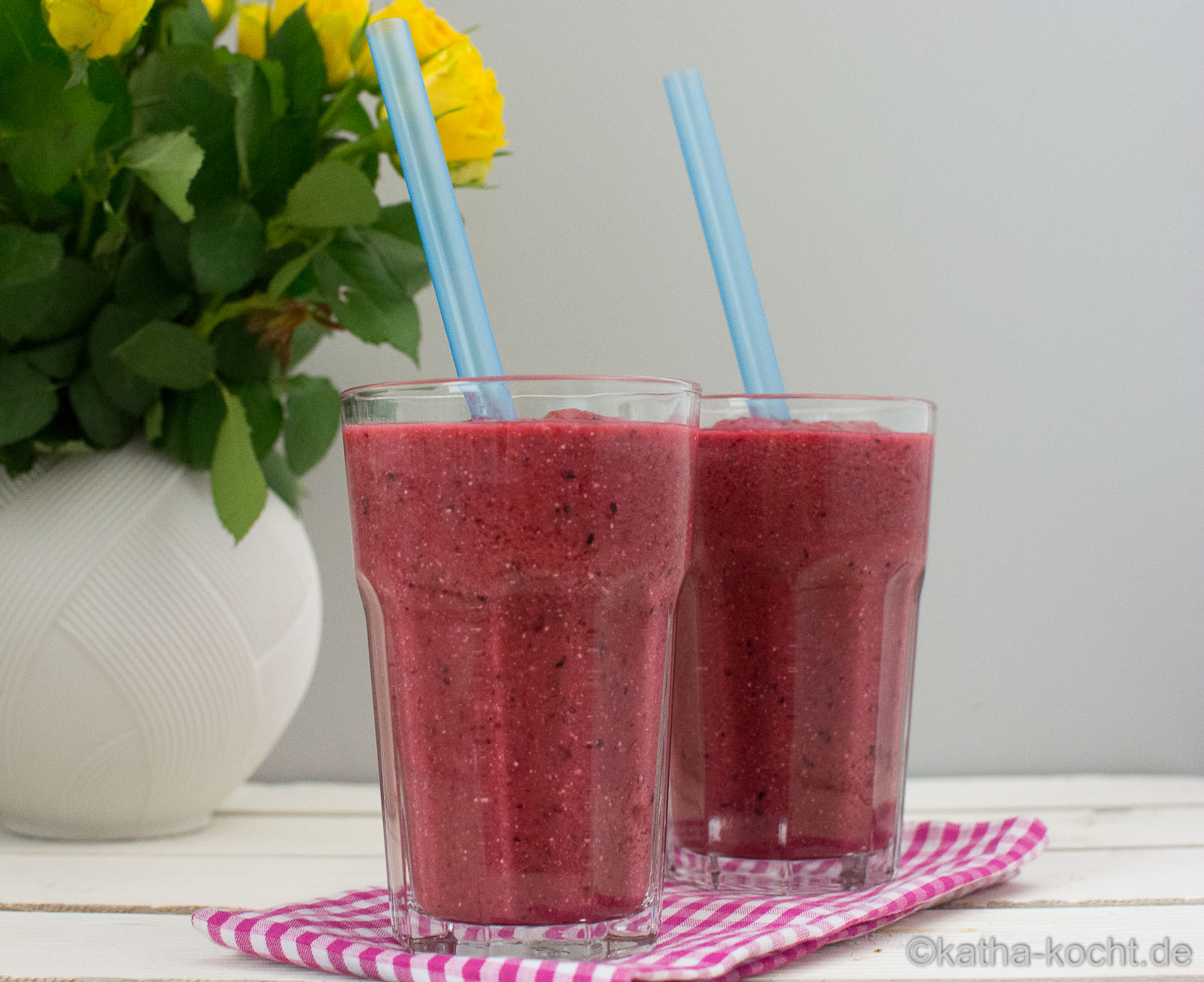 Banane-Waldfrucht Smoothie mit Kokosmilch - Katha-kocht!