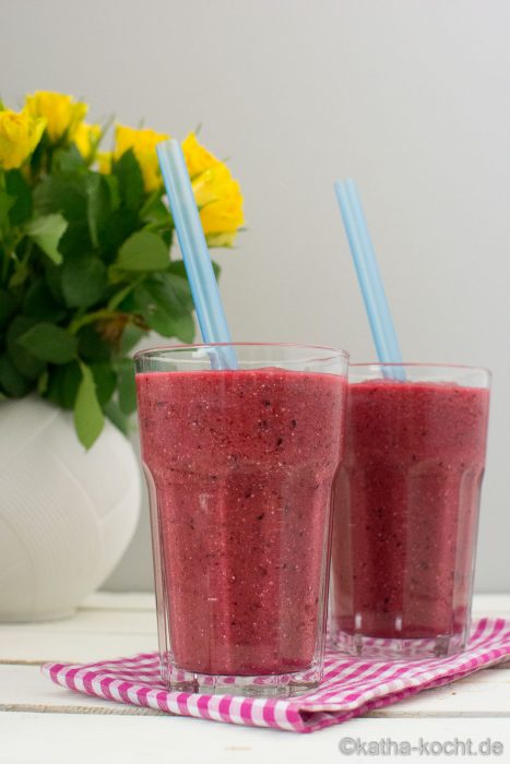 Banane-Waldfrucht Smoothie mit Kokosmilch