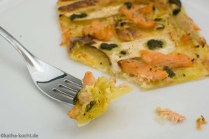 Blätterteigpizza mit Lachsforelle und Kräuterseitlingen