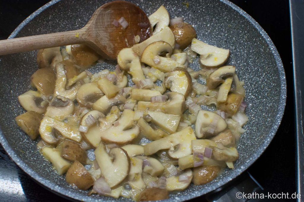 Hörnchennudeln mit Zitrone und Pilzen