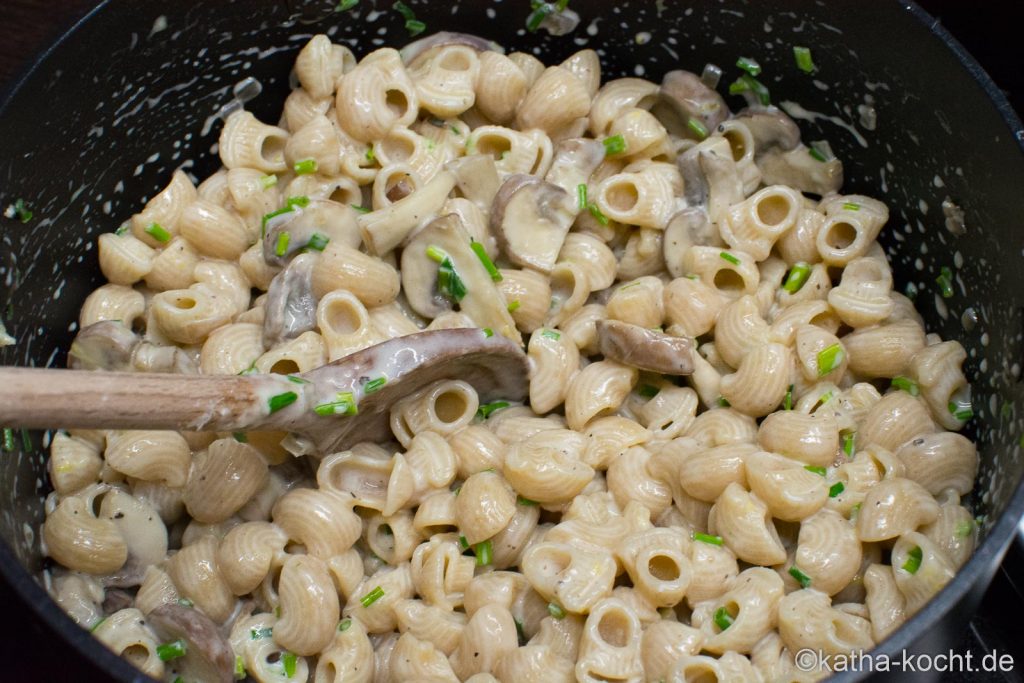 Hörnchennudeln mit Zitrone und Pilzen