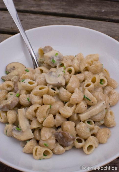 Hörnchennudeln mit Zitrone und Pilzen