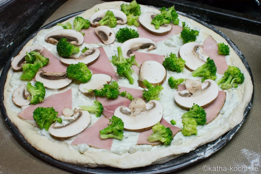 Brokkoli Pizza mit Kochschinken und Roquefort Sauce