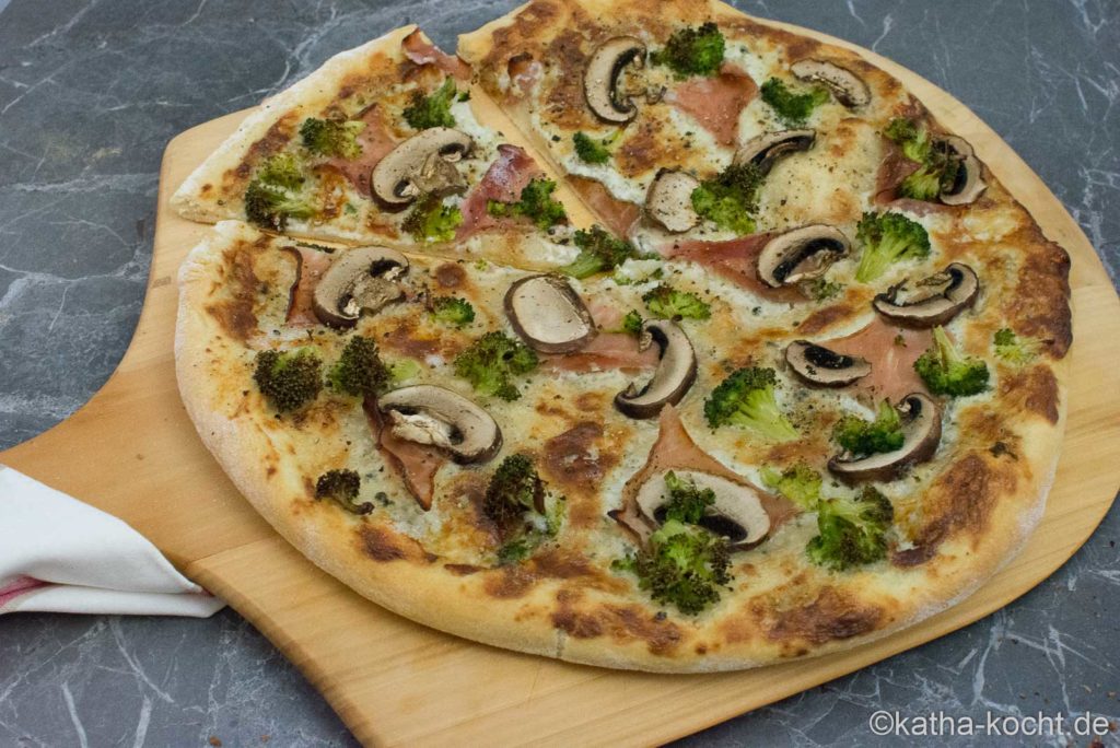 Brokkoli Pizza mit Kochschinken und Roquefort Sauce