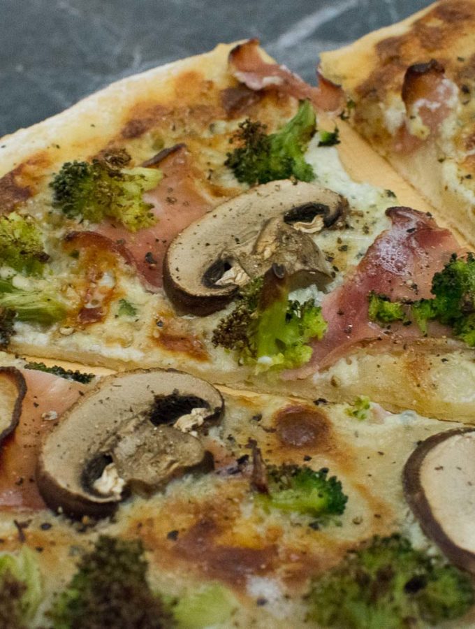 Brokkoli Pizza mit Kochschinken und Roquefort Sauce