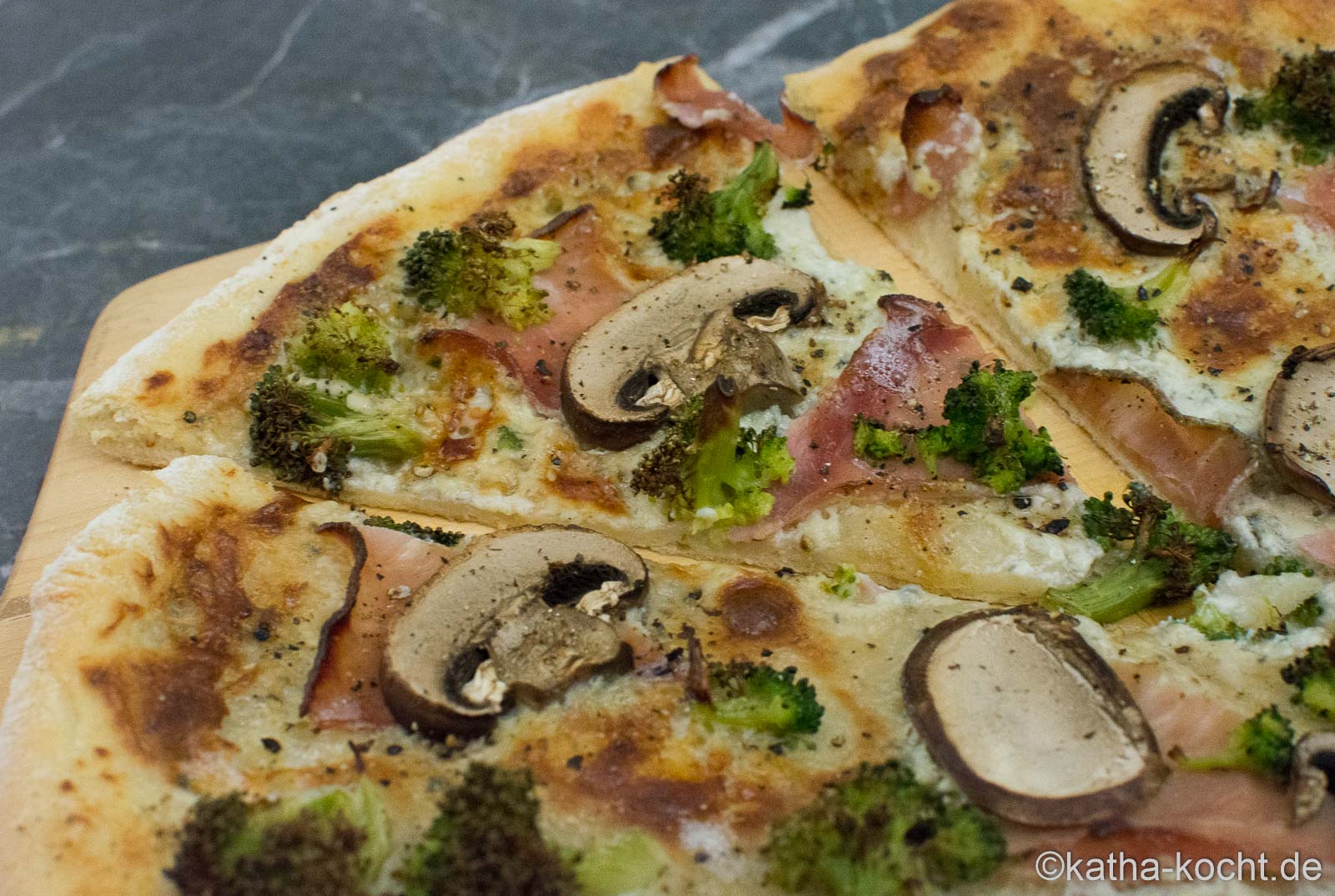 Brokkoli Pizza mit Kochschinken und Roquefort Sauce - Katha-kocht!